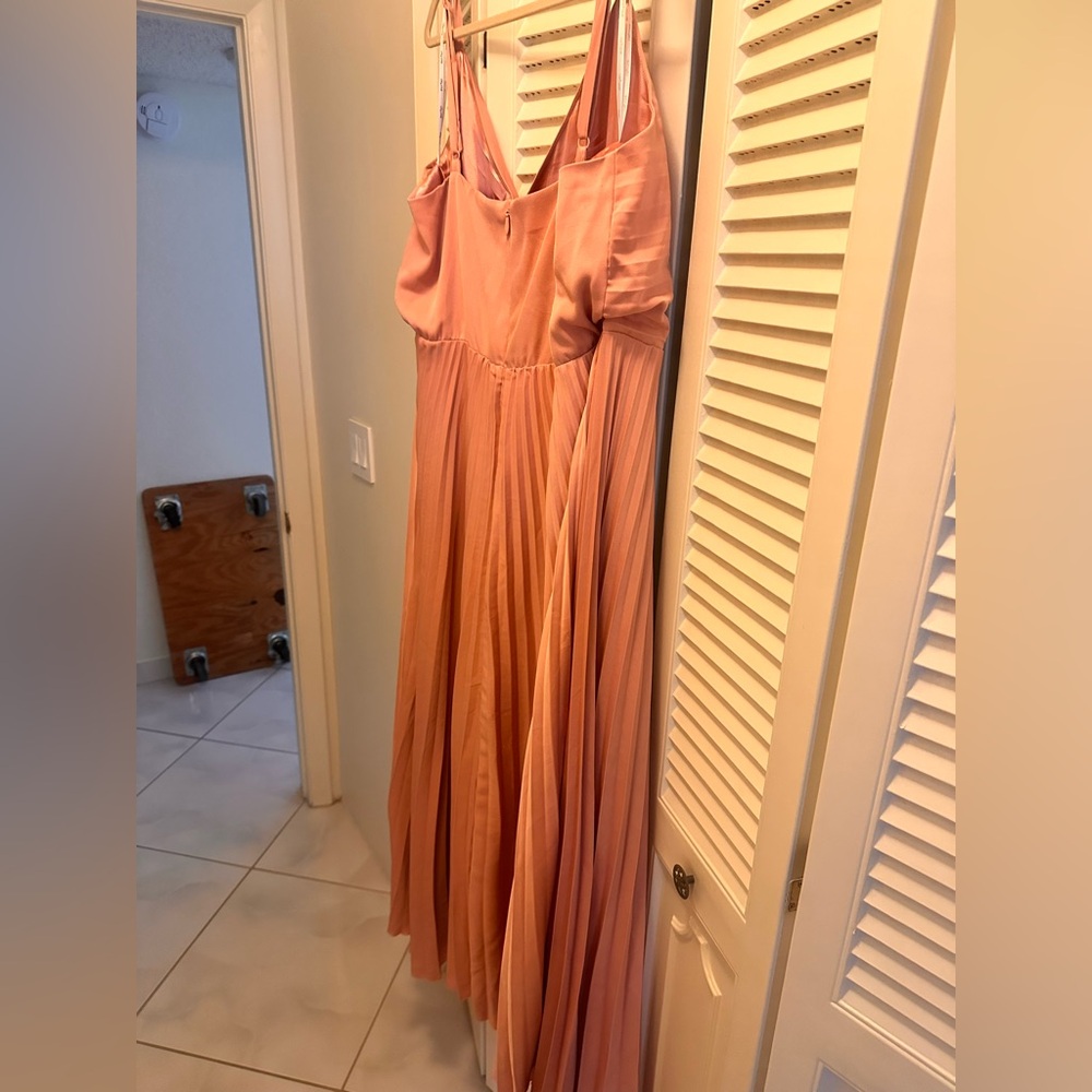Elegant Pastel Pink Pleated Dress 🌸 - Picture 6 of 7